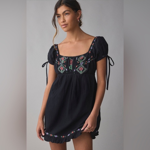 Kimchi Blue Dresses & Skirts - Kimchi Blue Marcella embroidered tie-back babydoll mini dress